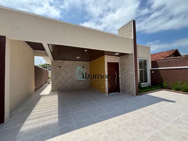 Casa com piscina a venda em Itanhaém, à 400 metros da praia.