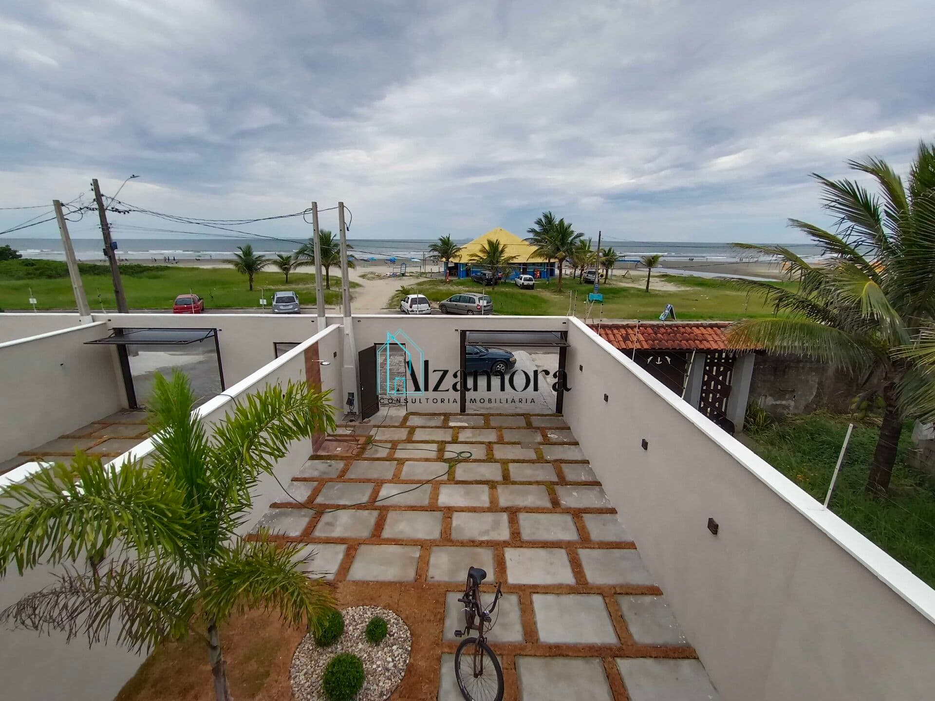 LINDO SOBRADO EM FRENTE A PRAIA
