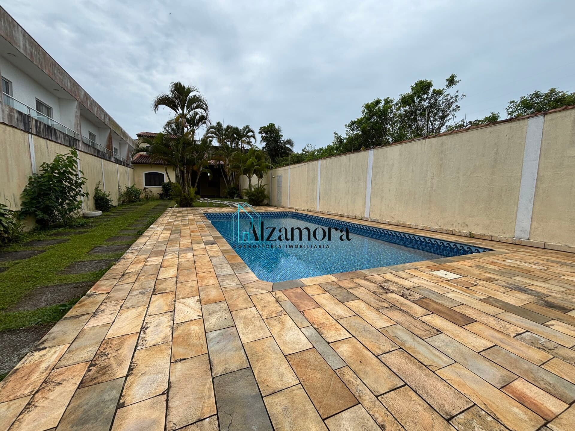 Casa Edícula com 4 dormitórios e piscina , a 200 metros da praia!