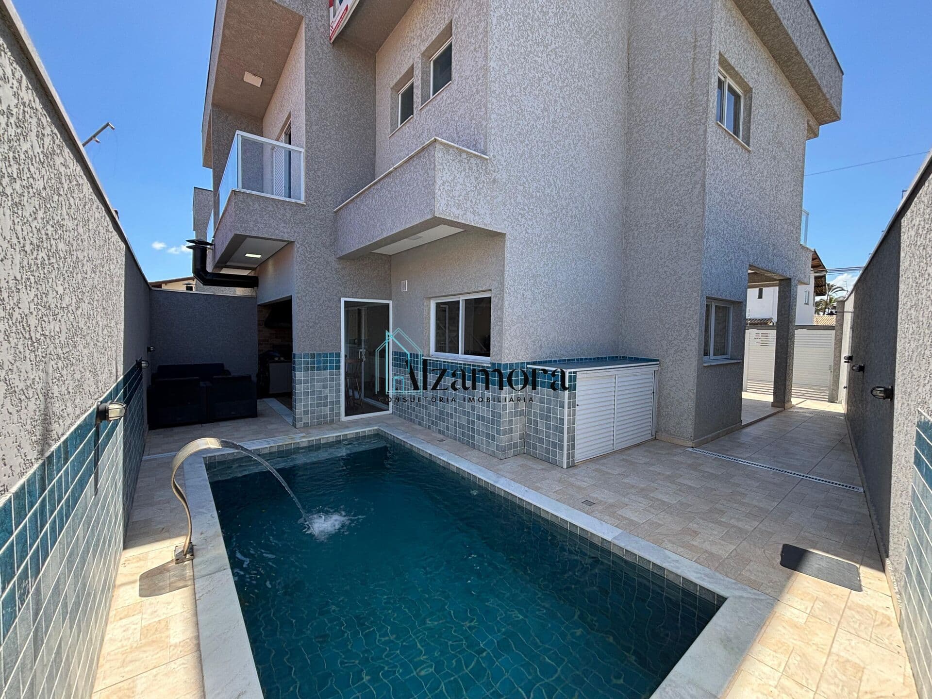 Sobrado novo com piscina para Venda apenas 100 metros do mar em Itanhaém -SP
