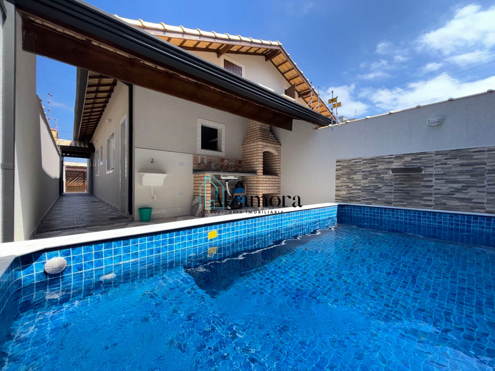 Casa com Piscina e Churrasqueira em Itanhaém/SP