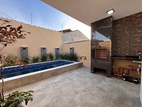 Casa Moderna com piscina a venda em Itanhaém, lado praia.
