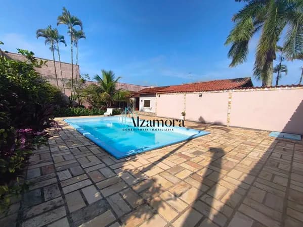 Casa com amplo terreno perto da Praia do Cibratel