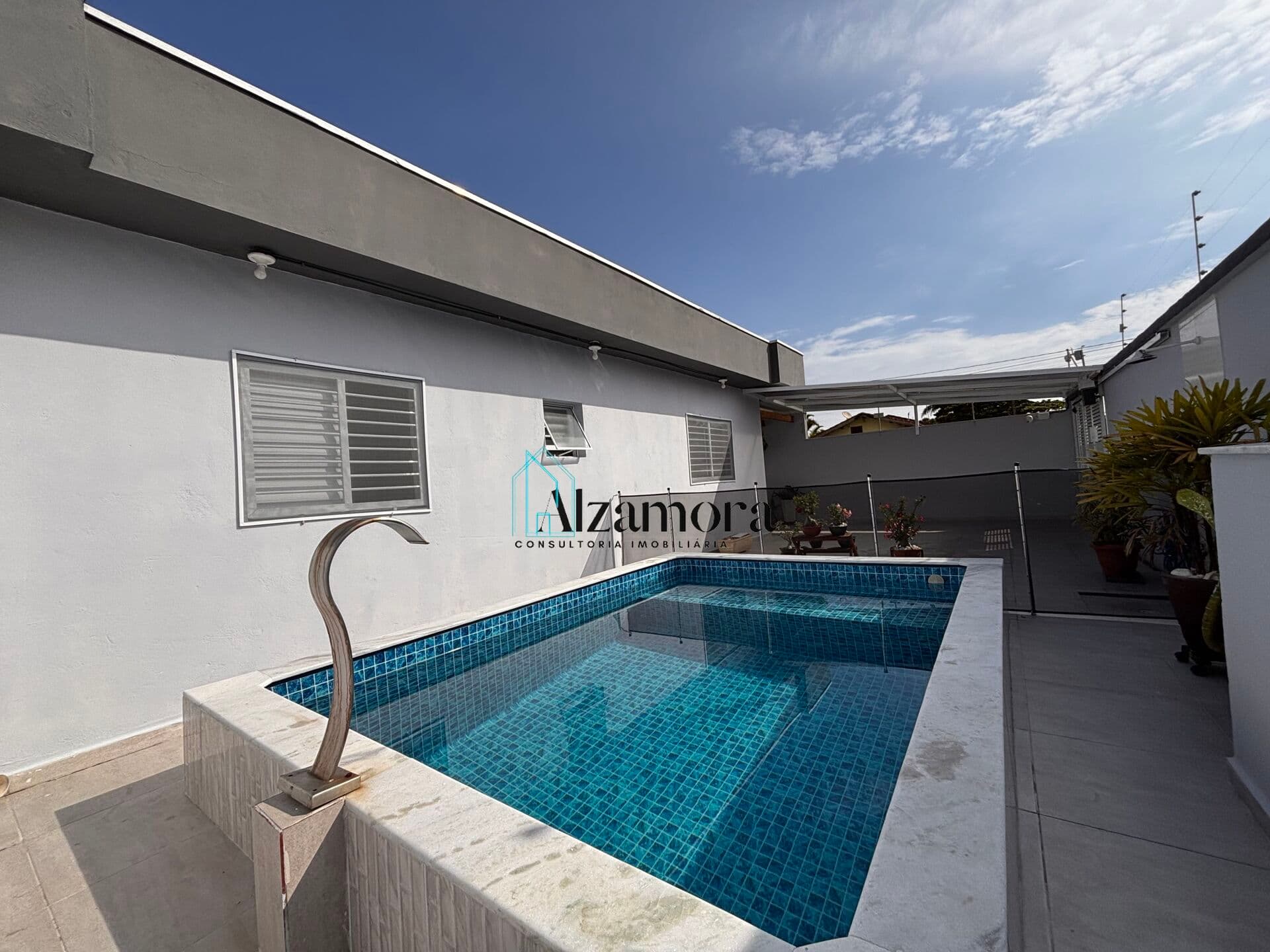 Casa com piscina à venda em Itanhaém/SP, 300 metros da praia .