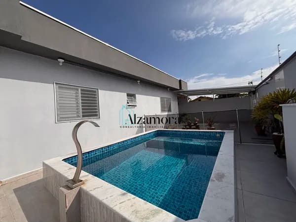 Casa com piscina à venda em Itanhaém/SP, 300 metros da praia .