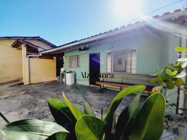 CASA COM EDÍCULA