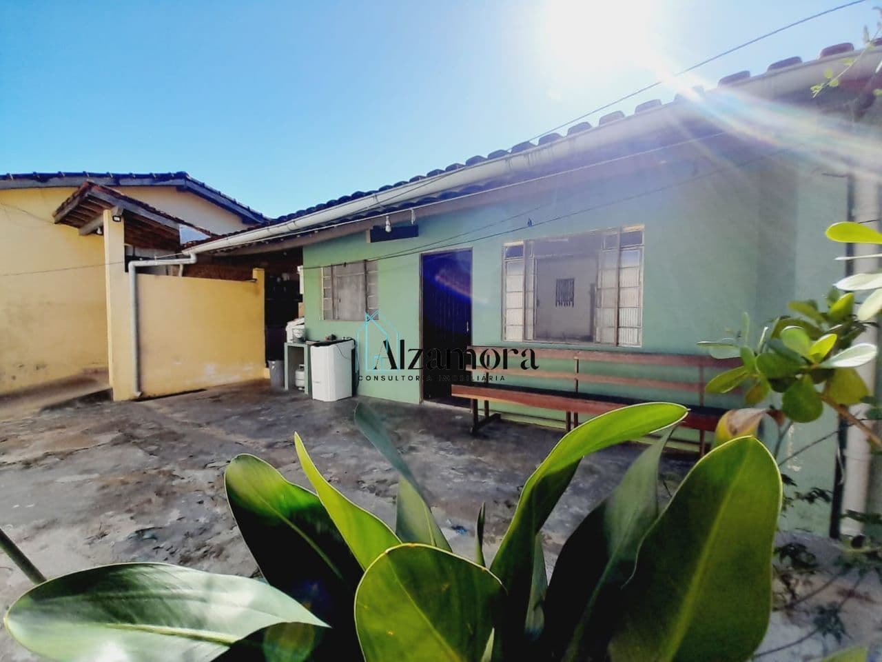 CASA COM EDÍCULA