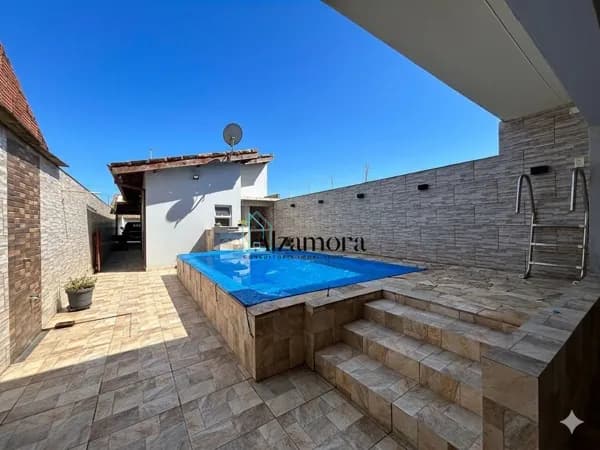 Casa com piscina a venda lado praia em Itanhaém, litoral Sul de SP