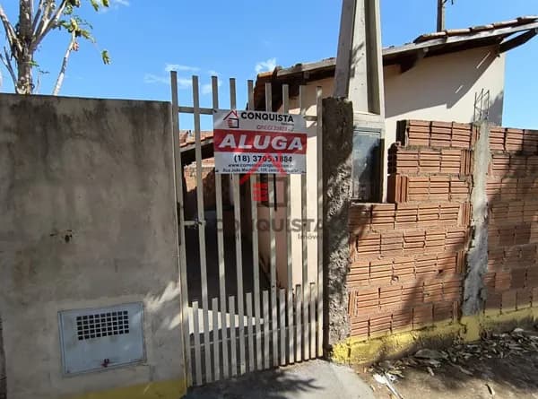 Casa Alvenaria para Aluguel em Centro Guaraçaí-SP