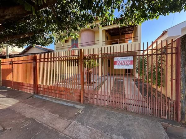Casa Sobrado para Venda em Centro Guaraçaí-SP