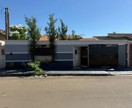 Casa Padrão para Venda em Centro Guaraçaí-SP