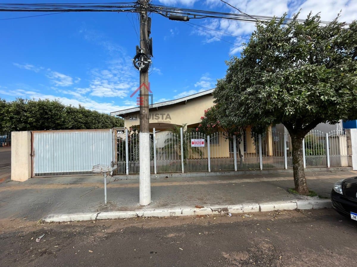 Casa Alvenaria para Venda e Aluguel em Centro Guaraçaí-SP