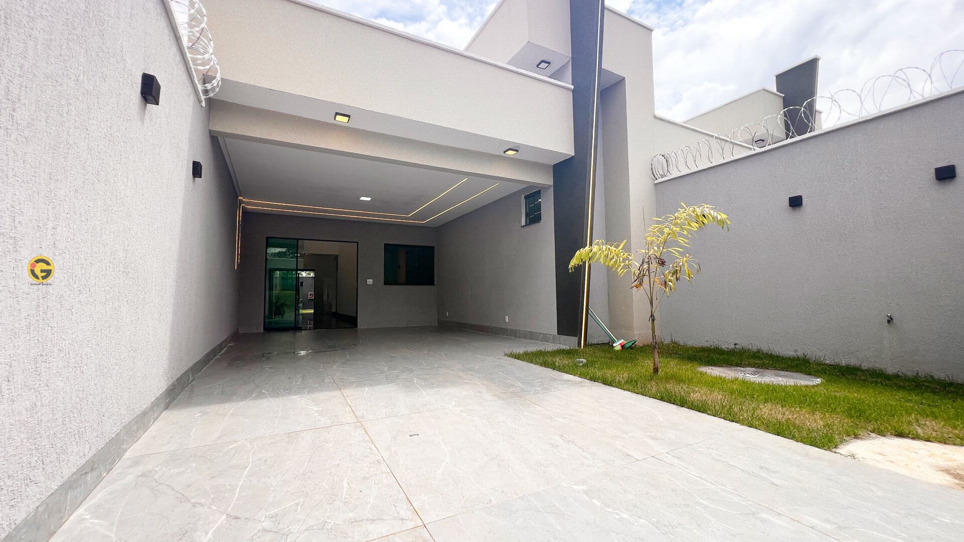 CASA COM PISCINA, PÉ DIREITO DUPLO E ACABAMENTO DE ALTO PADRÃO NA VILA OLIVEIRA – OPORTUNIDADE IMPERDÍVEL!