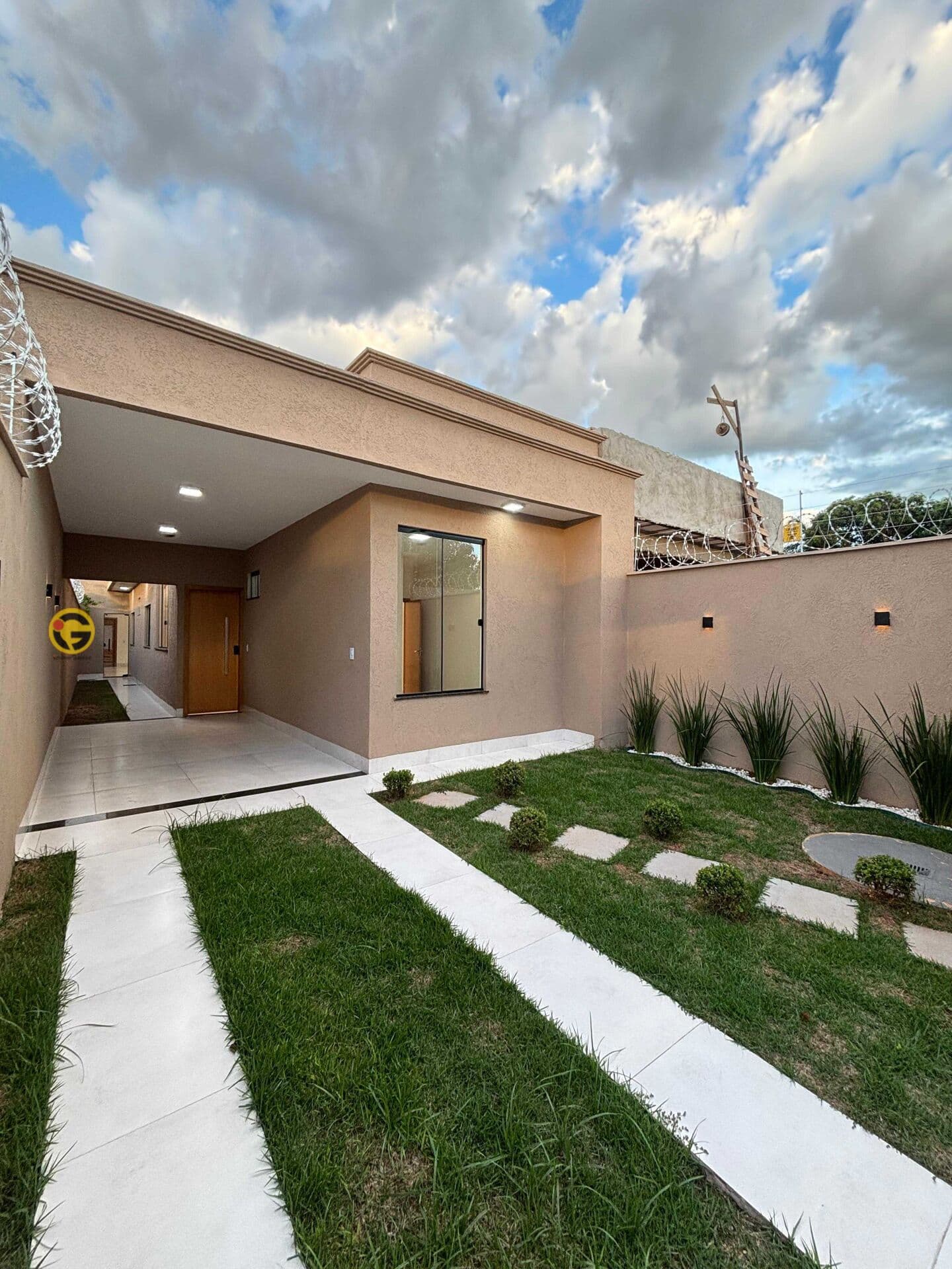 CASA A VENDA NO SETOR CENTRO DE APARECIDA DE GOIÂNIA, 3 QUARTOS COM SUÍTE, GOURMET E PISCINA, NOVA, MODERNA, GO