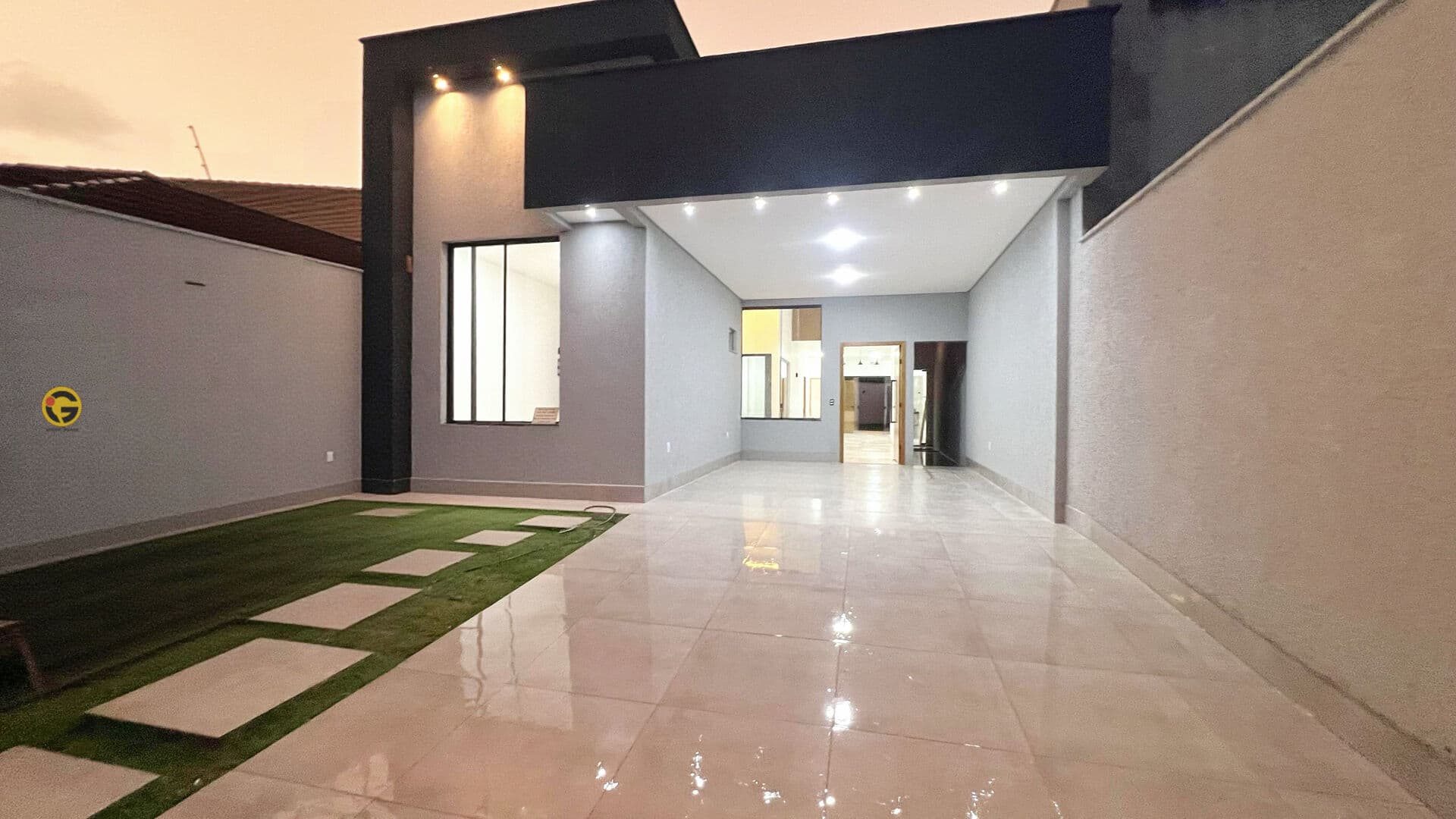 CASA COM 3 SUÍTES PLENAS, PÉ-DIREITO ALTO E ÁREA GOURMET NO JARDIM HELVÉCIA-LOTE INTEIRO