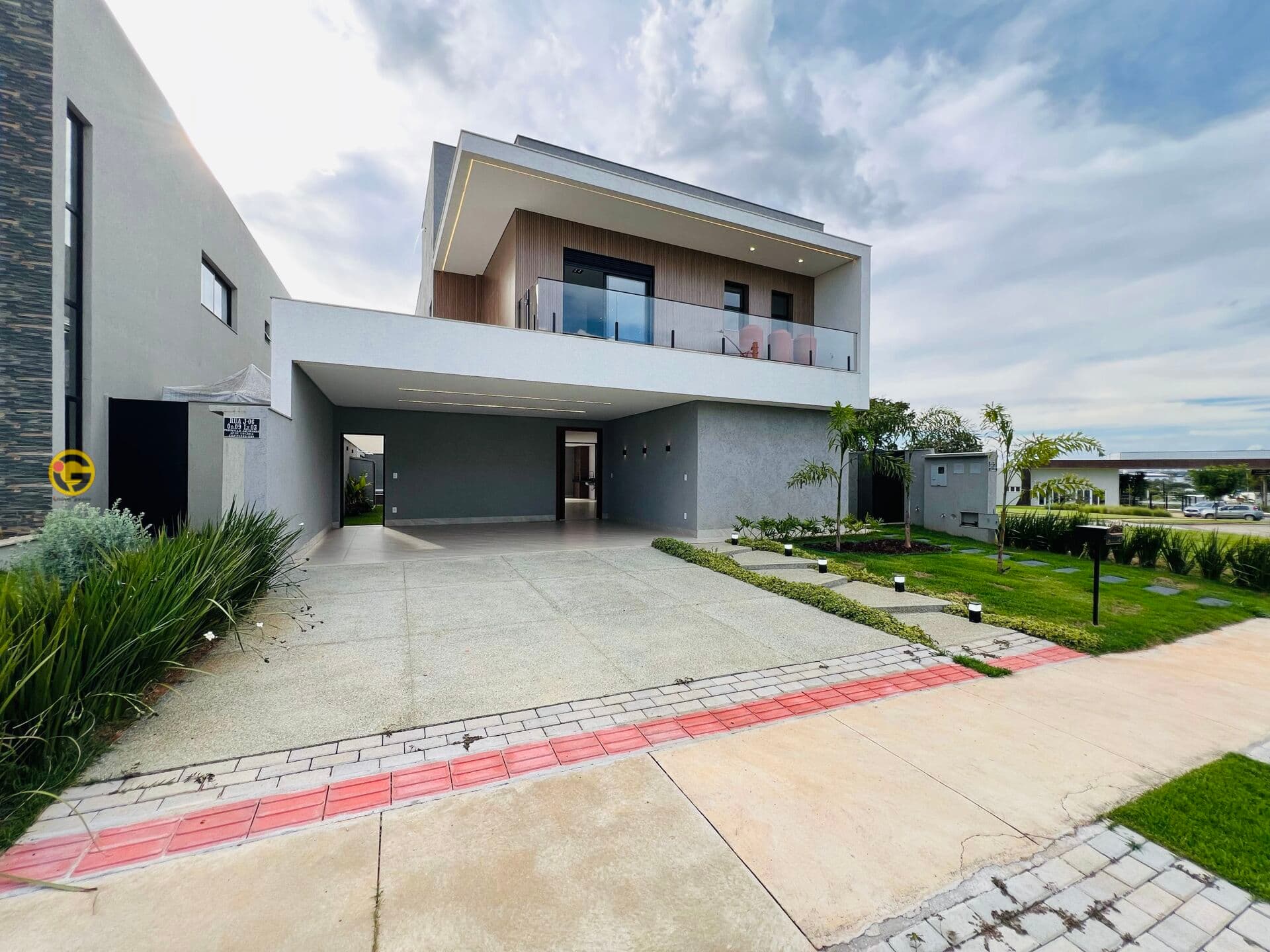 Sobrado Novo no Parqville Jacarandá – 4 Suítes, Piscina e Armários Planejados
