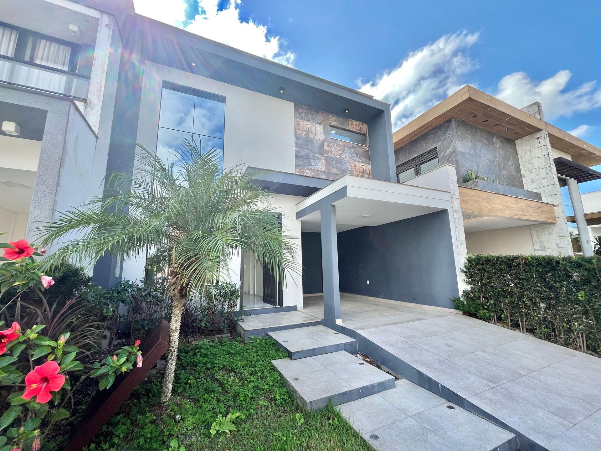Casa 3 dorm com piscina e cozinha mobiliada - Condomínio fechado