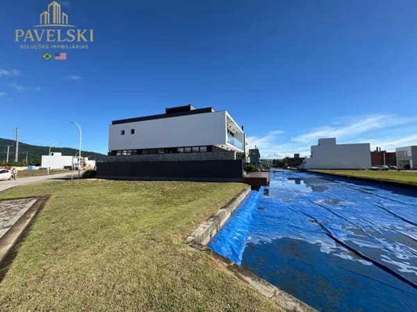 Terreno de esquina com fundo lago em Condomínio fechado
