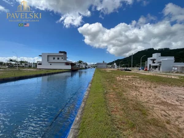 Terreno fundo lago - em Condomínio fechado