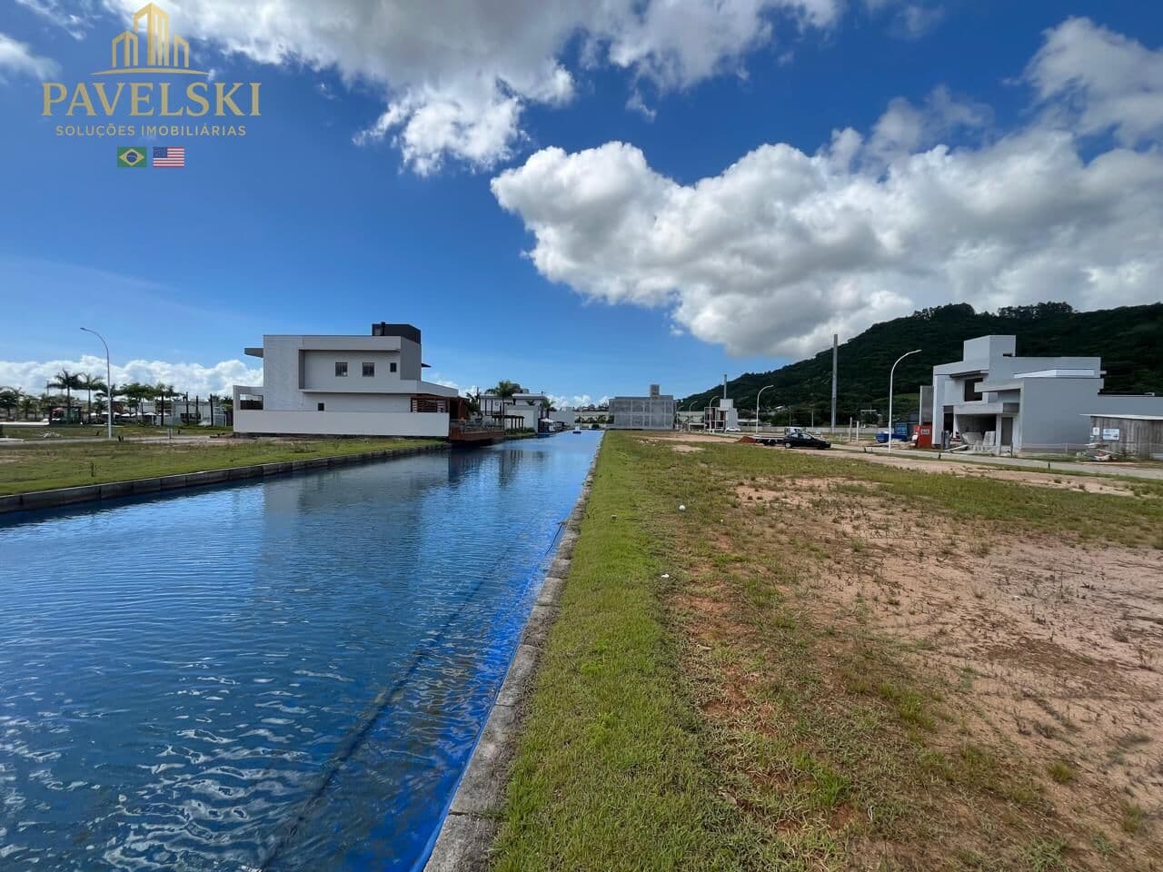Terreno fundo lago - em Condomínio fechado