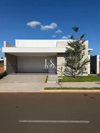 Casa à Venda no Condomínio Maria Júlia em São José do Rio Preto | 3 Suítes, Piscina Aquecida e Frente à Portaria