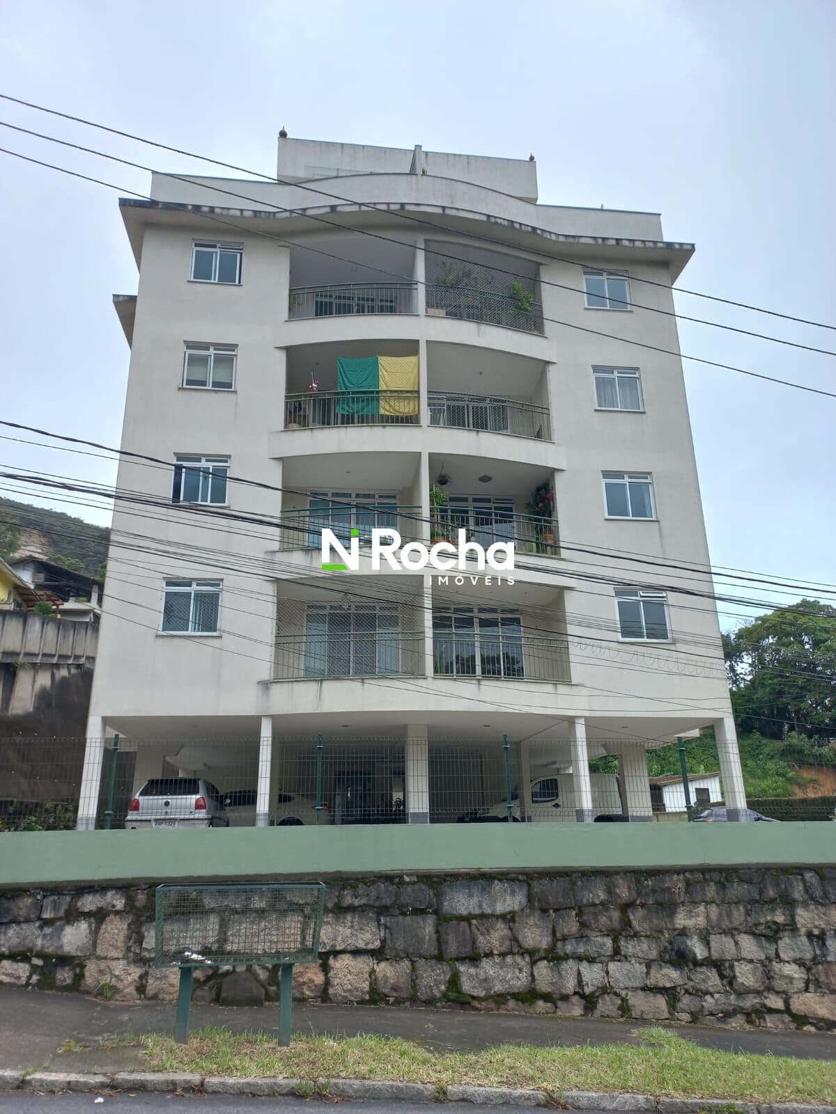 Oportunidade apartamento no Quitandinha com duas vagas na garagem.