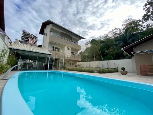 Casa com Piscina, Suíte Master e Ambientes Amplos – A poucos minutos do mar em Porto Belo/SC