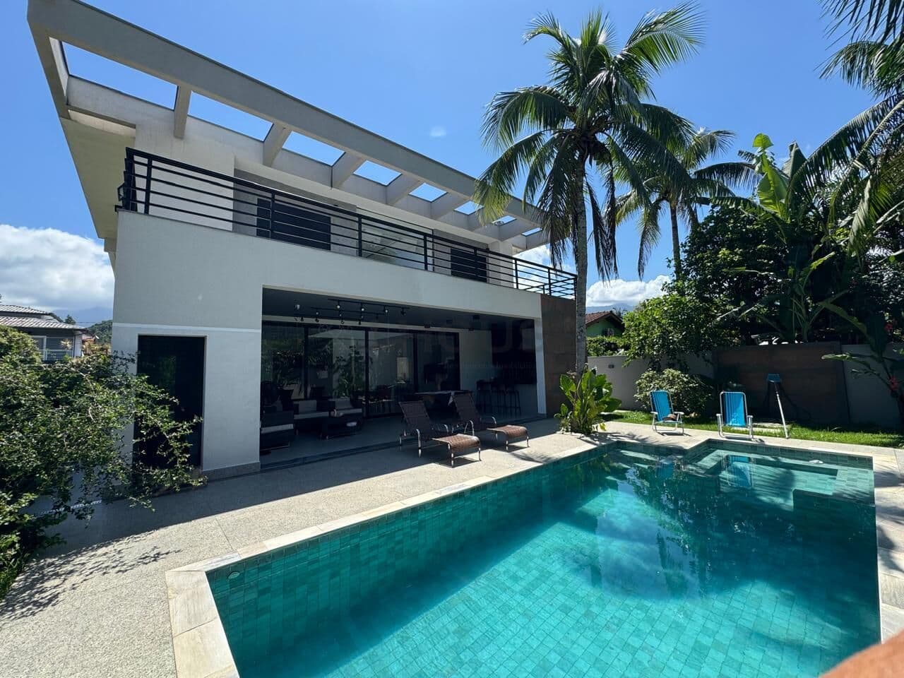 Casa Alto Padrão em condomínio fechado.