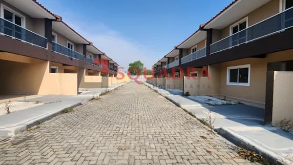 Sobrado em Condominio com 3 dormitórios e Quintal em São José dos Pinhais/PR