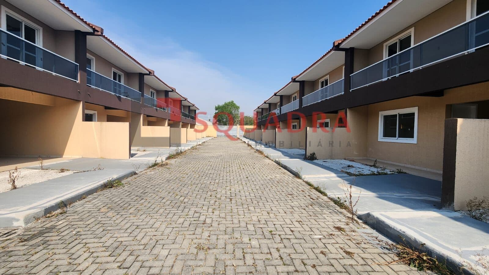 Sobrado em Condominio com 3 dormitórios e Quintal em São José dos Pinhais/PR