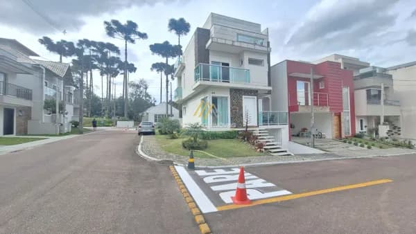 Tríplex em Condomínio