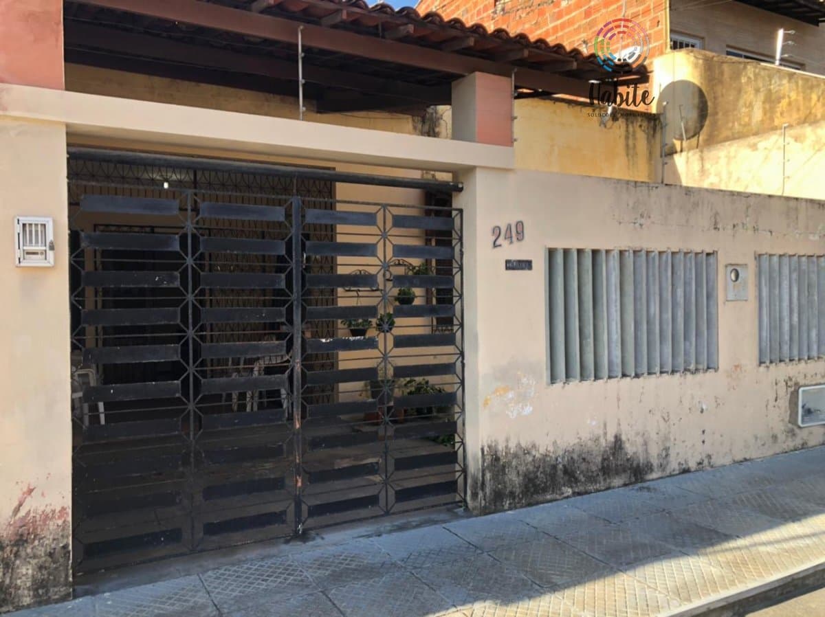 Casa Padrão para Venda em Engenheiro Luciano Cavalcante Fortaleza-CE