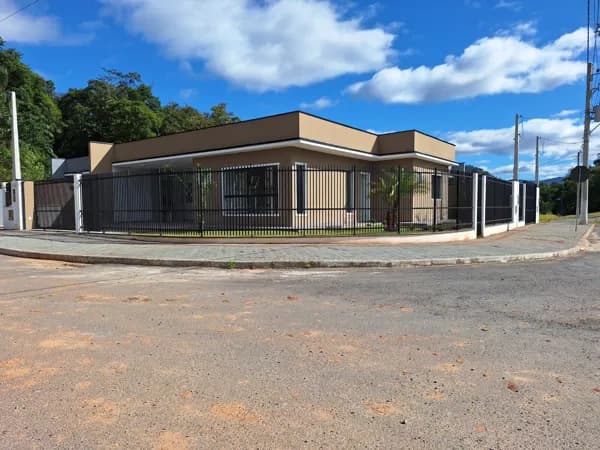 CASA NOVA COM ÁREA TOTAL DE 134,36M² LOCALIZADA NO ALFABLU 65