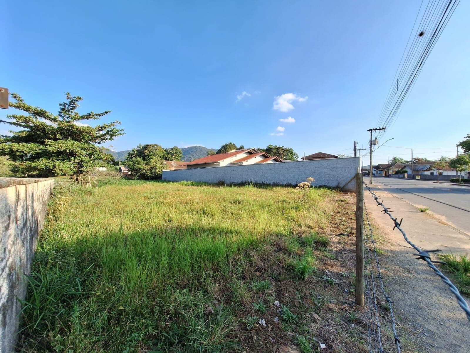 TERRENO PRONTO PARA CONSTRUIR EM RUA DE GRANDE FLUXO DE MOVIMENTO - BAIRRO ESTRADAS AREIAS EM INDAIAL
