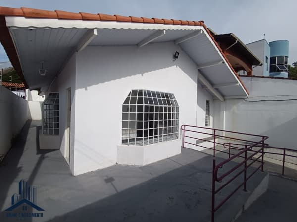 Casa Comercial em Cotia/SP no Parque Bahia com 6 salas/recepção 200m² com rampas acessível