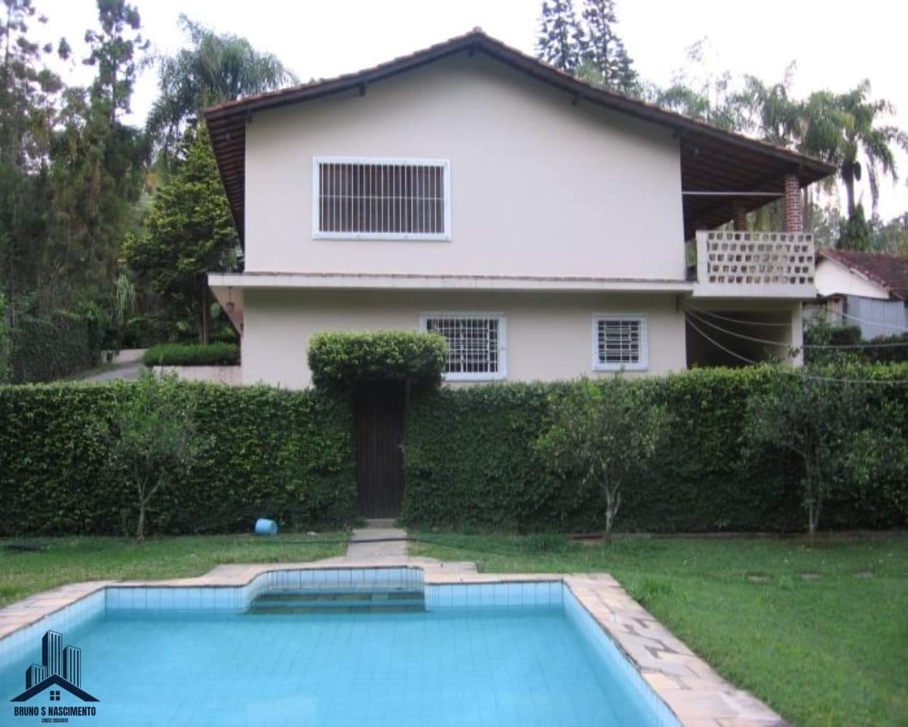 Casa á Venda em Cotia/SP na Roselândia com 200m², 3 dormts - 1 Sts