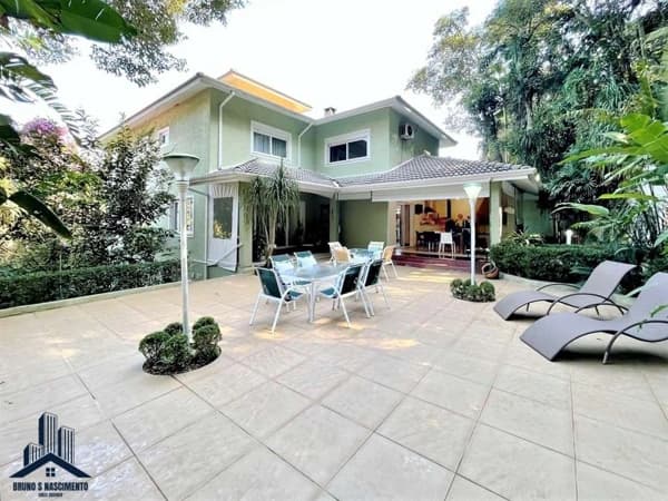 Casa Alto Padrão à venda no Condomínio Forest Hills - 4 suítes, paisagismo, impecável!