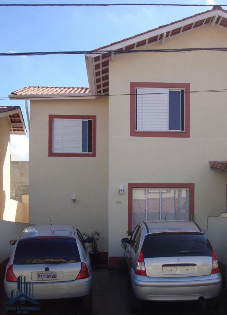 Casa à venda em Cotia no Jardim Petrópolis no condomínio Residencial Recanto das Graças I com 69m²