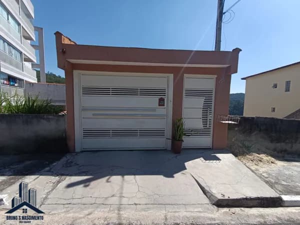 Casa à venda em Cotia/SP na Granja Carolina com tereno de 183m² e área construída de 272m²