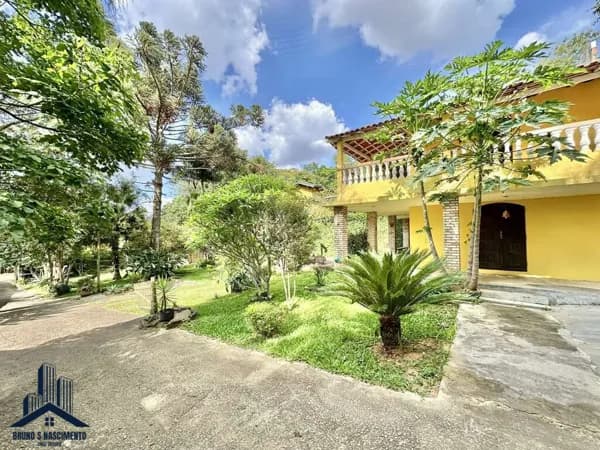 Casa à venda no Condomínio Jardim Colibri - Rústica, avarandada, com 3 dormitórios, quintal e muito jardim!