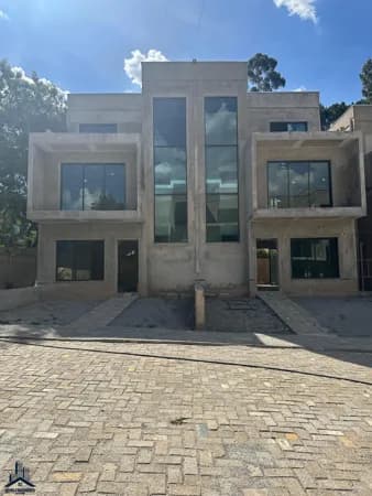 Casas triplex em Cotia/SP na Granja Viana, no condomínio Parque Frondoso