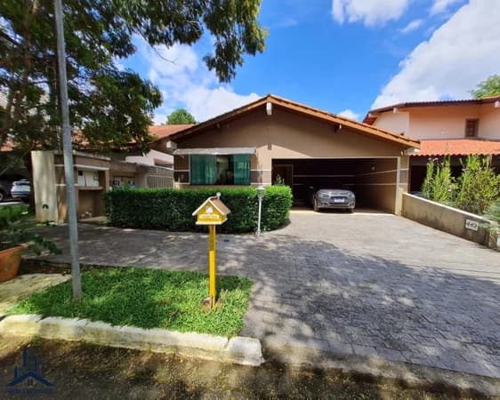 Casa térrea excelente à venda em Cotia/SP no Condomínio São Paulo II, com 270m²