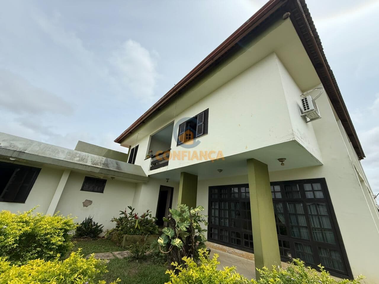 Casa com 05 quartos - Apta a Financiamento - Com Piscina, Área Gourmet e Terreno de 1.800m² – Aceita Permuta!