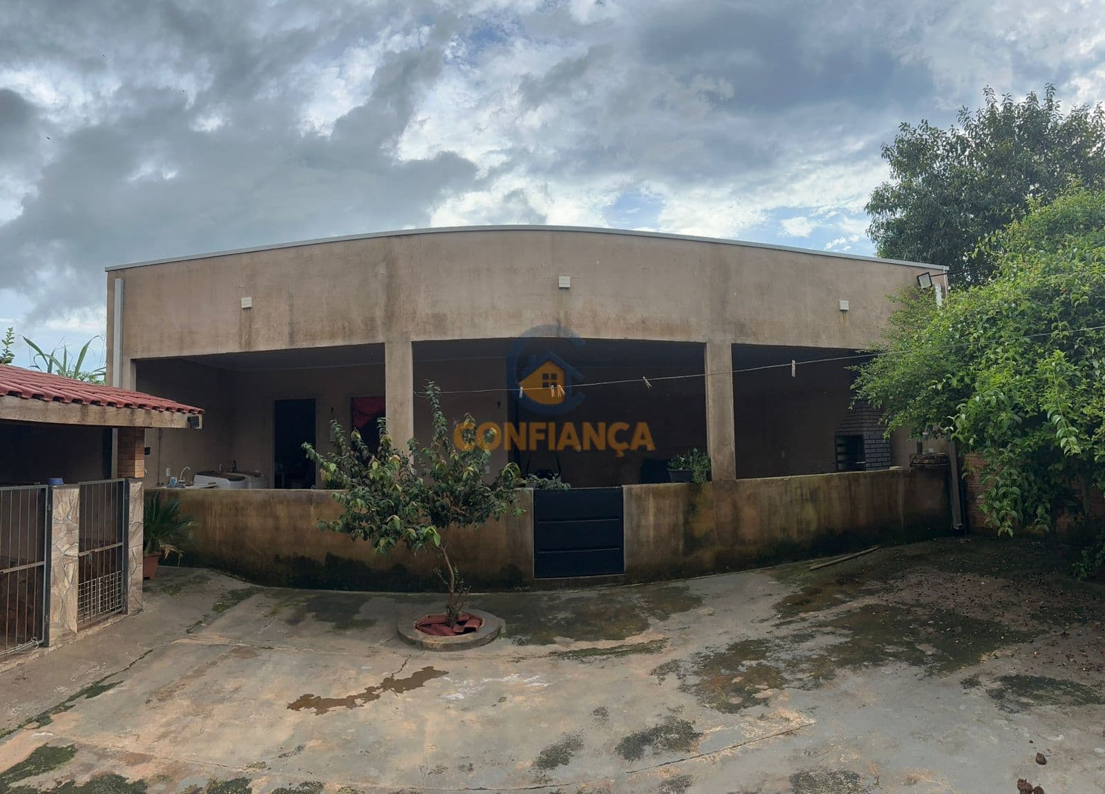 Casa com Edícula no Bairro Socialista com 02 quartos