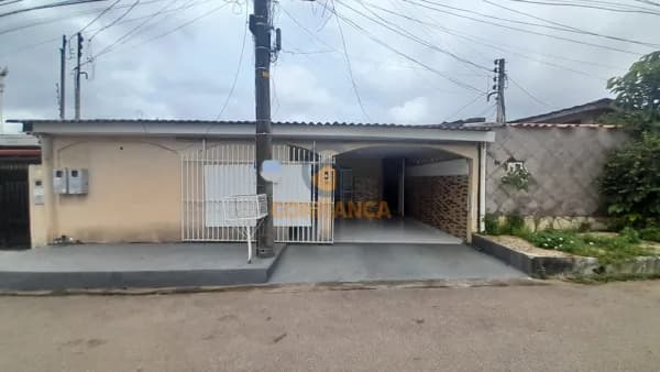 Casa com 5 Salas e 2 quartos no bairro Flodoaldo Pontes Pinto