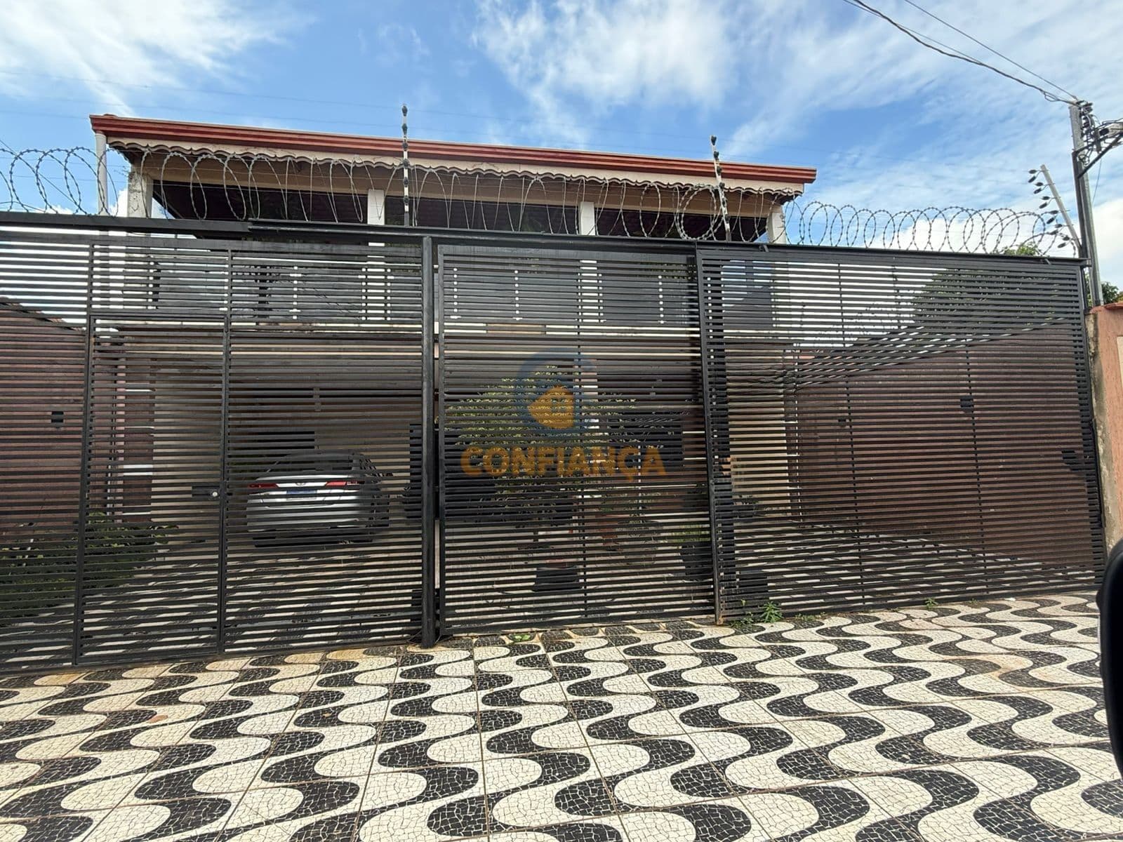 Sobrado com 04 Suítes no Bairro Escola de Polícia - Apta a Financiamento