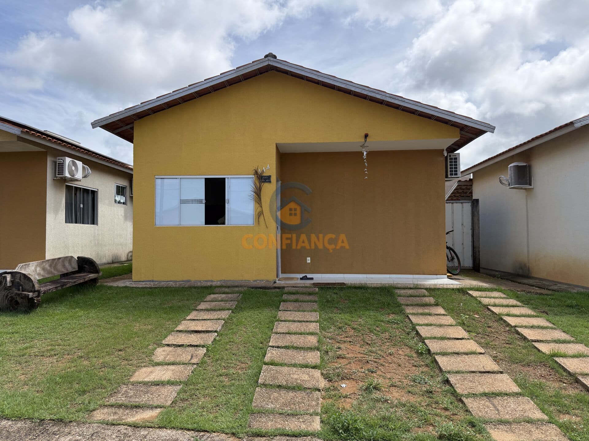 Casa com 2 quartos | Piscina privativa em condomínio fechado.