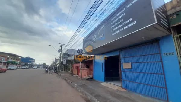 Casa com Ponto Comercial na Frente na Av. Mamoré (Zona Leste) - Casa com 04 quartos sendo 01 Suíte
