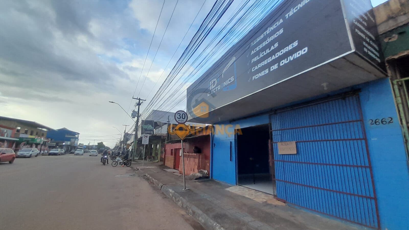 Casa com Ponto Comercial na Frente na Av. Mamoré (Zona Leste) - Casa com 04 quartos sendo 01 Suíte
