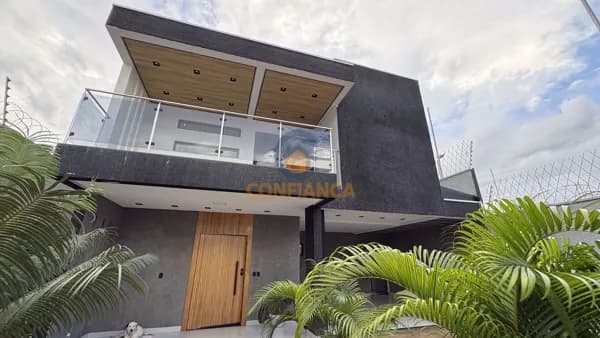 Sobrado á venda na zona sul, 3 quartos sendo uma suíte master, fino acabamento, salas integradas e apta a financiamento.
